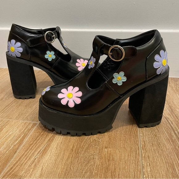 DELIA*S FLOWER POWER PLATFORM MARY JANES - Picture 2 of 16